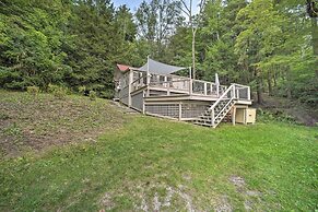 Cozy Stockbridge Cabin - Walk to Beach & Lake!