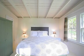 Cozy Stockbridge Cabin - Walk to Beach & Lake!