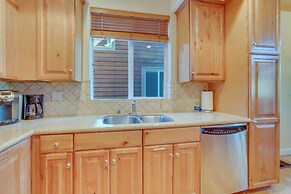 Central Townhome < 1 Mi to The Village at Mammoth!
