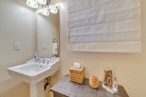 Central Townhome < 1 Mi to The Village at Mammoth!