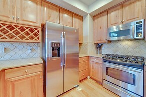 Central Townhome < 1 Mi to The Village at Mammoth!