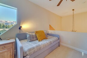 Central Townhome < 1 Mi to The Village at Mammoth!