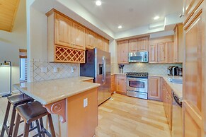 Central Townhome < 1 Mi to The Village at Mammoth!