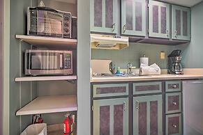 Cozy Downtown Gatlinburg Condo w/ Pool Access