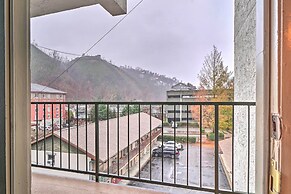 Cozy Downtown Gatlinburg Condo w/ Pool Access