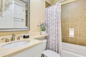 Bright & Modern Townhome: Steps to Miramar Beach!