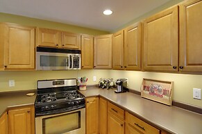 Bozeman Condo w/ Grill ~ 2 Mi to Hot Springs!