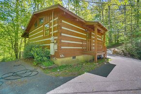 Gatlinburg Cabin w/ Hot Tub ~ 6 Mi to Downtown!