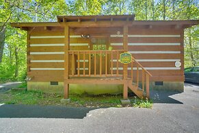 Gatlinburg Cabin w/ Hot Tub ~ 6 Mi to Downtown!
