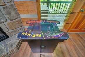 Gatlinburg Cabin w/ Hot Tub ~ 6 Mi to Downtown!