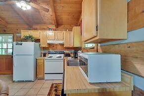 Gatlinburg Cabin w/ Hot Tub ~ 6 Mi to Downtown!