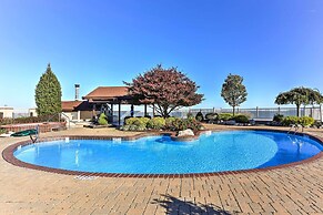 The Shores Condo w/ Beach Access < 2 Mi to Dtwn!