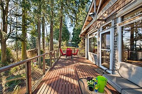 Puget Sound Escape: Private Beach & Oversized Deck