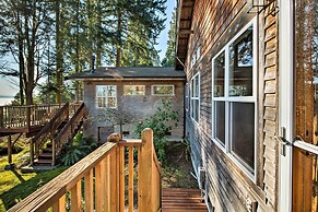 Puget Sound Escape: Private Beach & Oversized Deck