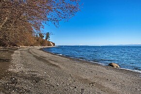 Puget Sound Escape: Private Beach & Oversized Deck