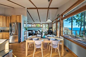 Puget Sound Escape: Private Beach & Oversized Deck