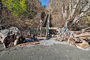 Puget Sound Escape: Private Beach & Oversized Deck