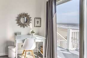 'salt & Light' Oceanfront Condo w/ Pool & Elevator