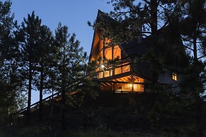Lazy Bear Lodge on 5 Acres w/ Mountain Views!