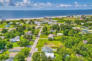 Charming Coastal Getaway, Near Beach & Pier!