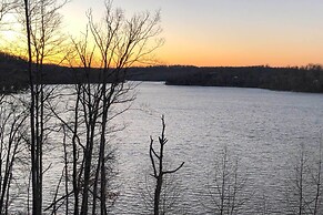 Lakefront Retreat w/ Views, Near Mammoth Cave!