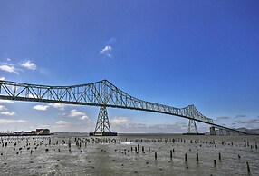 Waterfront Condo on Pier in Downtown Astoria!