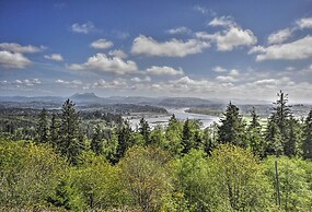 Waterfront Condo on Pier in Downtown Astoria!