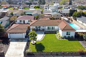 Sun-soaked Livermore Gem With Patio & Fire Pit!