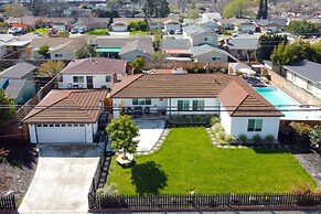 Sun-soaked Livermore Gem With Patio & Fire Pit!