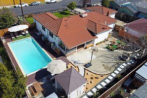 Sun-soaked Livermore Gem With Patio & Fire Pit!