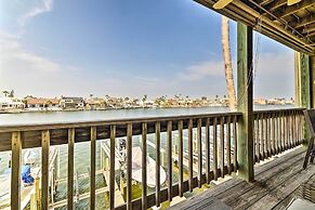 Bright and Breezy Condo, 2 Mi to Whitecap Beach!