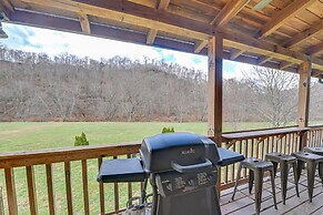Pet-friendly Cabin w/ Hot Tub in Daniel Boone NF