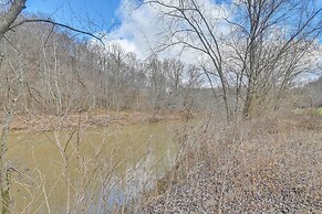 Pet-friendly Cabin w/ Hot Tub in Daniel Boone NF