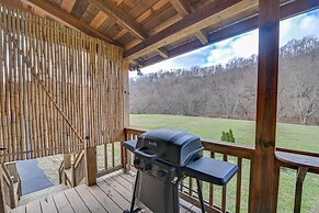 Pet-friendly Cabin w/ Hot Tub in Daniel Boone NF
