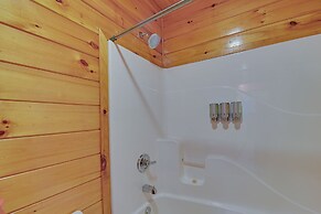 Pet-friendly Cabin w/ Hot Tub in Daniel Boone NF
