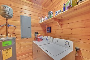 Pet-friendly Cabin w/ Hot Tub in Daniel Boone NF