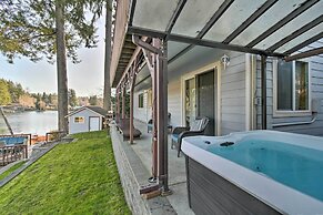 'the Peacock House' - Waterfront Home w/ Hot Tub!