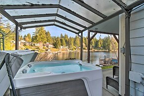 'the Peacock House' - Waterfront Home w/ Hot Tub!