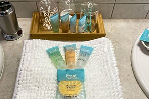 'the Peacock House' - Waterfront Home w/ Hot Tub!