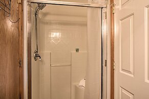 'the Peacock House' - Waterfront Home w/ Hot Tub!