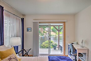 'the Peacock House' - Waterfront Home w/ Hot Tub!