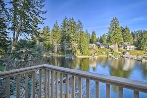 'the Peacock House' - Waterfront Home w/ Hot Tub!