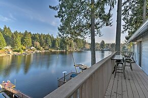 'the Peacock House' - Waterfront Home w/ Hot Tub!