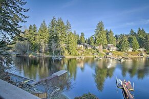 'the Peacock House' - Waterfront Home w/ Hot Tub!