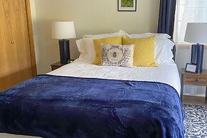 'the Peacock House' - Waterfront Home w/ Hot Tub!