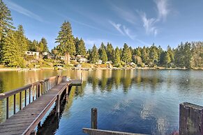 'the Peacock House' - Waterfront Home w/ Hot Tub!