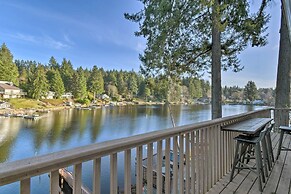 'the Peacock House' - Waterfront Home w/ Hot Tub!