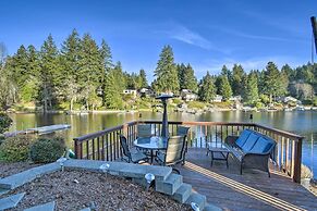 'the Peacock House' - Waterfront Home w/ Hot Tub!