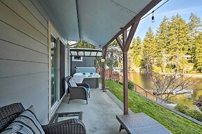 'the Peacock House' - Waterfront Home w/ Hot Tub!