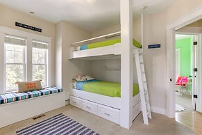 Spacious Avalon Beach House - 2 Blocks to Water!